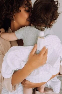 Naif Baby & Kids Milky Bath Oil 7 Naif Baby & Kids Milky Bath Oil -Produits De Santé naif baby kids milky bath oil huile de bain au lait pour bebe 1